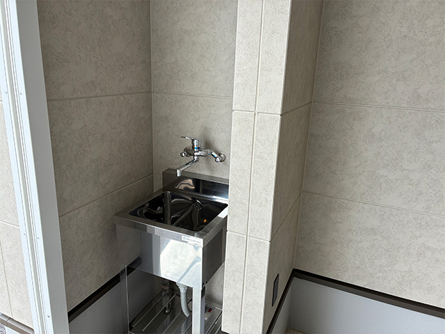 愛知県あま市の新築賃貸ガレージハウス/ビルトインガレージ付きメゾネット賃貸アパート「G+COLOR木田」A棟ガレージ内の手洗い場