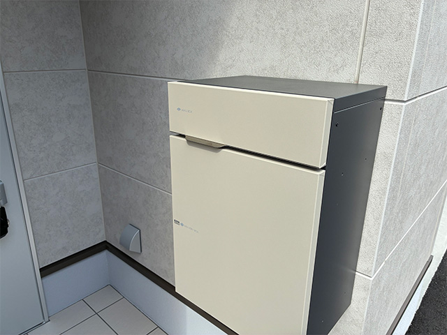 愛知県あま市の新築賃貸ガレージハウス/ビルトインガレージ付きメゾネット賃貸アパート「G+COLOR木田」A棟玄関につく宅配ボックス