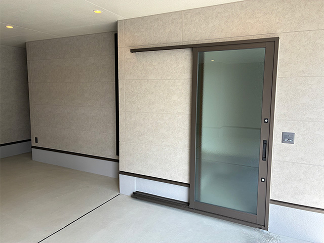 愛知県あま市の新築賃貸ガレージハウス「G+COLOR木田」A棟玄関からガレージに繋がるドア