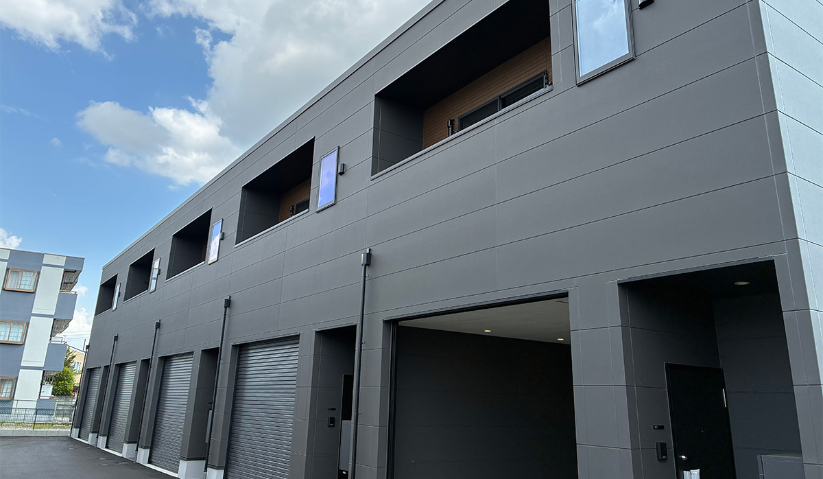 愛知県あま市の新築賃貸ガレージハウス/ビルトインガレージ付きメゾネット賃貸アパート「G+COLOR木田」B棟外観デザイン